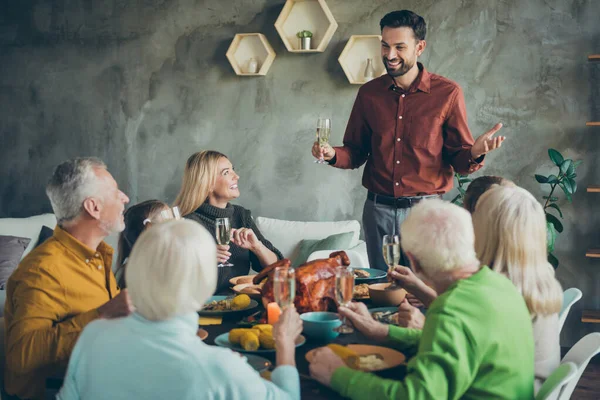 Große Familie glücklich Danksagungsfeier kleine Kinder Rentner Verwandte ältere Eltern sitzen Tisch hören Mann Toast halten Sektglas genießen Novemberveranstaltung Schlemmen im Haus — Stockfoto