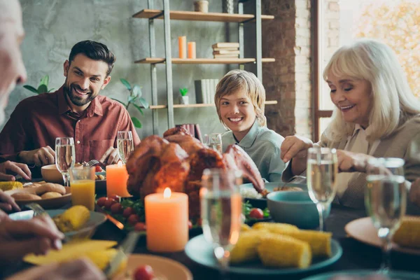 Groot gelukkig gezin kleine jongen gepensioneerde zit tafel genieten oktober thanksgiving feest viering hebben grote feestmaal banket met wijn maïs groenten vlees kip kaarsen in huis binnen — Stockfoto