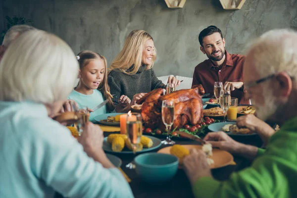 Groot gezin blij vieren Thanksgiving dag verzamelen volwassen generatie kleine kinderen zitten tafel eten 's avonds feest diner maïs groenten wijn kip oogst hebben feesten in huis binnen — Stockfoto