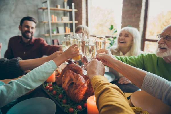 Velká šťastná rodina sedět stůl těšit listopad party oslavy díkůvzdání mají jídlo svíčky cinknout sklo s šampaňským setkat se s příbuznými malé děti v důchodu lidé v domě uvnitř — Stock fotografie