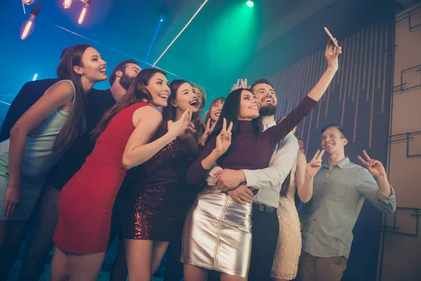 Zdjęcie dużej młodzieży gromadzenia zabawy czas biorąc online blog selfie na komórkę obejmującą kilka kochanków chłopak dziewczyna uśmiechnięta zbyt mocno sobie mini krótkie spódnica wieczorowa sukienka — Zdjęcie stockowe