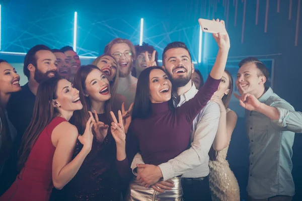 Bonjour cher adeptes concept. Gros plan photo portrait de joyeux fou cool excité jeune avoir du plaisir à faire signe v prendre soi-même photo célébrer après la fête de mariage avec les amoureux — Photo