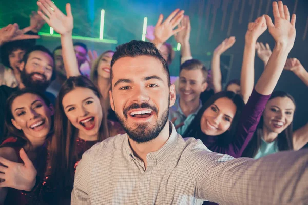 Olá a todos. Xlose-up foto retrato de bonito bom alegre animado cara positivo tomar selfie no smartphone e ter transmissão de vídeo ao vivo relatando — Fotografia de Stock