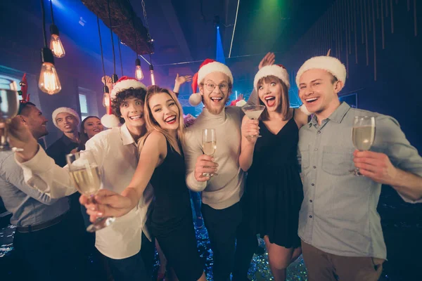 Dança. Foto de festa multidão cinco melhores amigos segurando espumante copos de vinho ano novo festivo x-mas humor usar vestidos camisas calças Papai Noel chapéus na boate — Fotografia de Stock