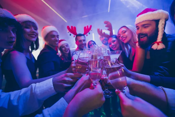 Foto recortada dos melhores amigos empresa festa corporativa segurando espumante copos de vinho contando segundos ano novo usar vestidos camisas calças santa hat no clube noturno — Fotografia de Stock