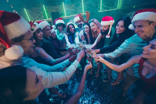 생일 축하 행사에 가장 좋아 하는 친구들이 반짝이는 와인 잔을 들고 있는 사진 이 나이트 클럽에서 산타 모자 셔츠를 입고 있다. — 스톡 사진