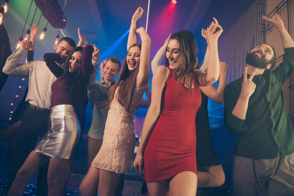 Retrato de positivo alegre louco jovem menina bachelorettes se divertir em boate pista de dança desfrutar de festa desgaste duro vestido de saia roupas na discoteca — Fotografia de Stock