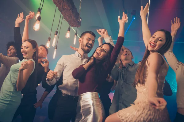 Retrato de alegres amigos positivos de la escuela secundaria que se reúnen celebran la graduación universitaria divirtiéndose en la pista de baile novias novios usan ropa formal traje de falda en el club nocturno —  Fotos de Stock