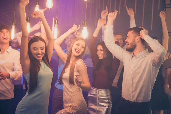 Portret van positieve vrolijke corporate company mates hebben noel feest weekend viering gaan nachtclub dans op vrijdag nachten voelen wild dragen formalwear jurk rok kleding in discotheek — Stockfoto