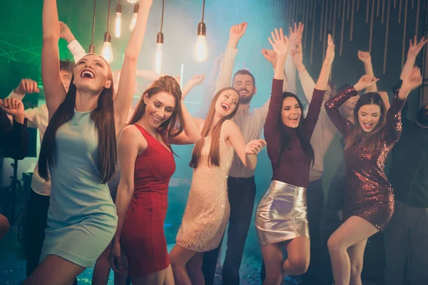 Portret van positieve vrolijke vrienden paar willen perfect plezier vakantie gaan dance club feest hard voelen vreugde op discotheek dragen formalwear jurk rok — Stockfoto