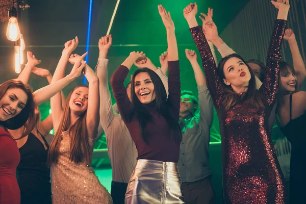 Retrato de gente positiva alegre corporativa damas chicos levantan las manos se divierten en la fiesta de club nocturno danza se sienten locos desgaste traje formal vestido falda en la discoteca —  Fotos de Stock