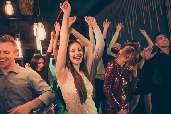 Foto de alegre atraente positivo engraçado funky estudantes pendurados no clube noturno desfrutando de suas férias fim de semana à luz de lâmpadas brilhantes — Fotografia de Stock