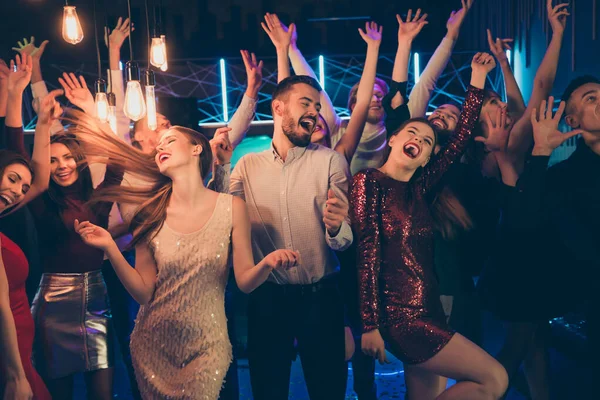 Foto de locos emocionados alegres personas corporativas alegres vestidos con ropa formal celebrando su cumpleaños amigo cantando gritando gritando bailando bajo luces de neón —  Fotos de Stock