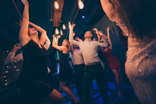 Portret van positieve vrolijke mensen studenten hebben plezier vieren feest feestelijk evenement gaan discotheek dans voelen gek blij dragen formalwear jurk in nachtclub — Stockfoto