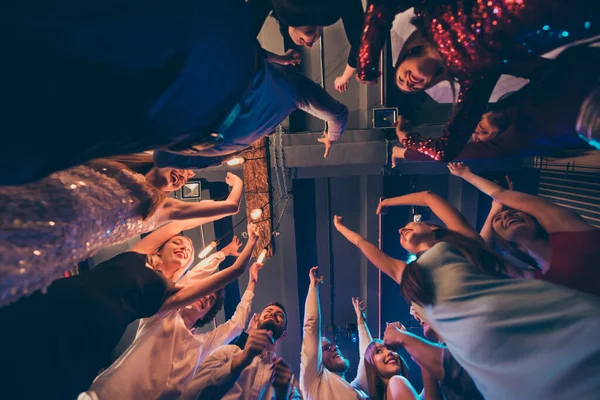 Niski kąt zdjęcie wesołego pozytywnego tłumu ludzie studenci świętować uroczyste wydarzenia stoją okrągłe koło taniec mają zabawy podnieść ręce na dyskotece — Zdjęcie stockowe
