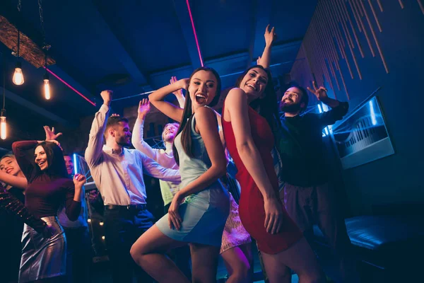 Vamos de fiesta. Vista de ángulo bajo foto de la multitud alegre salvaje la gente baila en el piso de discoteca celebrar la graduación de la escuela secundaria se sienten regocijarse levantar las manos usando vestido de ropa formal — Foto de Stock