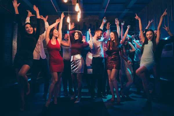 Foto de comprimento total de pessoas loucas funky jovens se divertir na discoteca desfrutar de festa gritar dança como ninguém vê vestido de moda formal de salto alto na discoteca — Fotografia de Stock