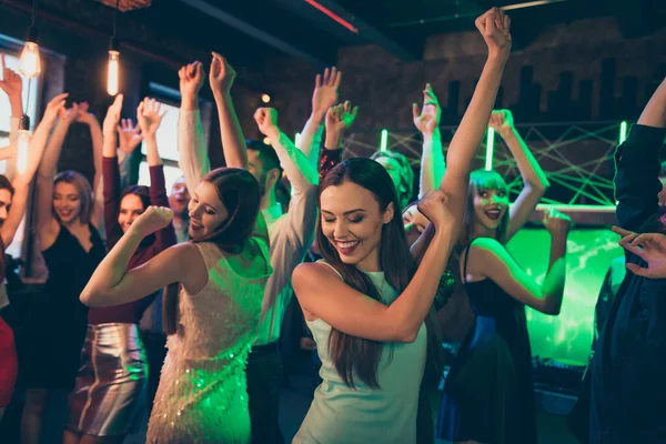 Retrato de positivo alegre elegante novias muchedumbre gente celebrar noel fiesta danza en discoteca divertirse sentir regocijo usando formalwear vestido en verde neón luces — Foto de Stock