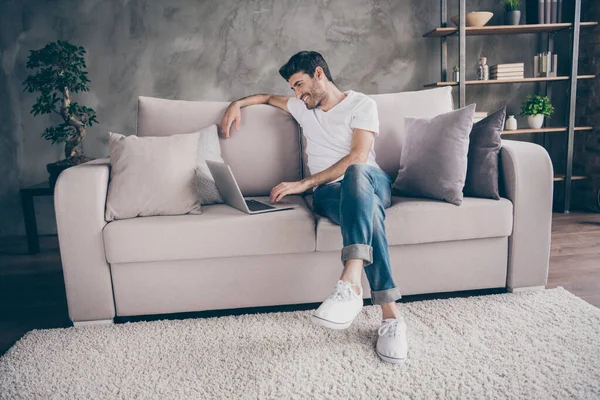 Te extraño mucho. Foto de perfil del tipo de raza mixta sentado acogedor sofá celebración de cuaderno hablando skype con familiares comunicando desgaste ropa casual traje plano loft sala de estar en el interior —  Fotos de Stock