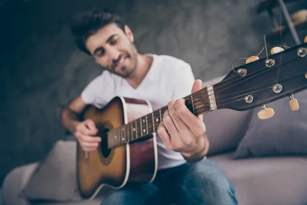 Close-up foto van Arabische man zitbank houden akoestische instrumentale gitaar spelen nieuw geschreven lied geluid liefde zijn hobby creatieve persoon flat loft woonkamer binnen — Stockfoto