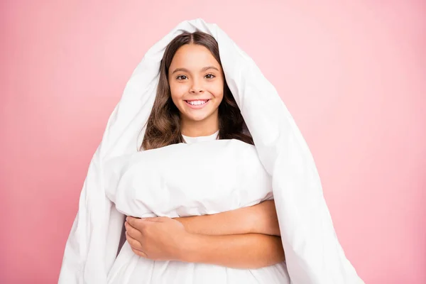 Close-up retrato dela ela agradável atraente bonito doce alegre alegre alegre pré-adolescente menina coberta com véu abraçando travesseiro macio isolado no fundo cor pastel rosa — Fotografia de Stock