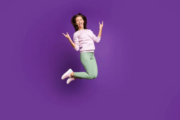 Full length body size view of nice attractive comic crazy glad cheery girl jumping showing horn sign having fun grimacing isolated on bright vivid shine vibrant purple violet lilac color background — 스톡 사진