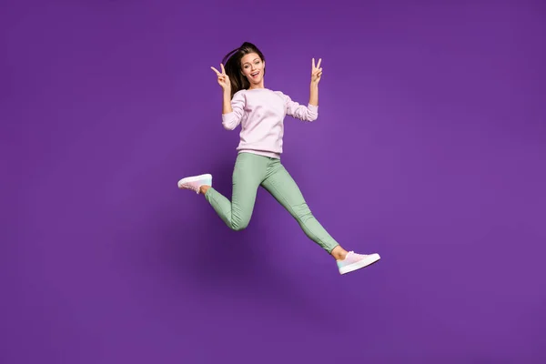 Full length body size view of her she nice attractive slim fit cheerful cheery girl jumping having fun showing v-sign isolated on bright vivid shine vibrant purple violet lilac color background — Stock Photo, Image