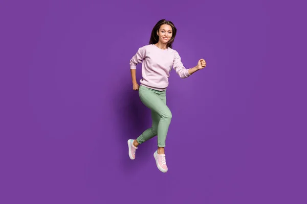 Pleine longueur la taille du corps vue d'elle elle belle séduisante charmante slim fit mince gaie gaie fille sautant courir en s'amusant isolé sur brillant vif vif violet violet lilas couleur — Photo