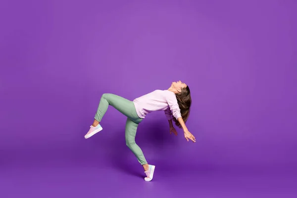 Повна довжина фотографія розміру тіла веселого милого гарненького профілю подруги балансування сміху танцює ізольовано на фіолетовому яскравому кольоровому фоні — стокове фото