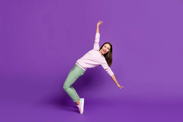 Longitud completa tamaño corporal foto de alegre linda novia atractiva desmayos mientras se equilibra en los dedos de los pies con emociones en la cara aislada sobre fondo de color vivo púrpura —  Fotos de Stock