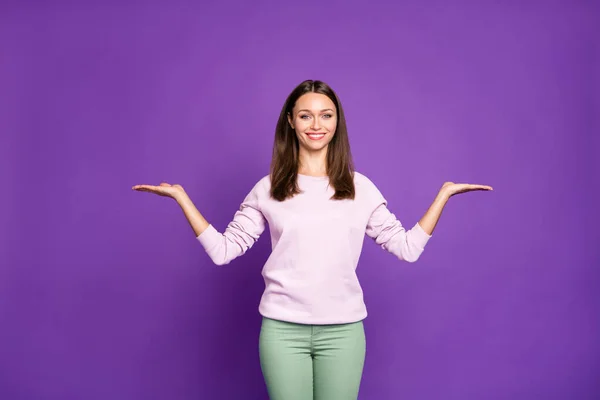 Photo de joyeux mignon agréable charmant fascinant petite amie tenant l'espace vide avec les mains isolées sur fond violet couleur vive — Photo