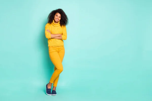 Full length photo of amazing dark skin lady holding arms crossed cool street look wear yellow πλέξιμο παντελόνι πουλόβερ απομονωμένο μπλε teal χρώμα φόντο — Φωτογραφία Αρχείου