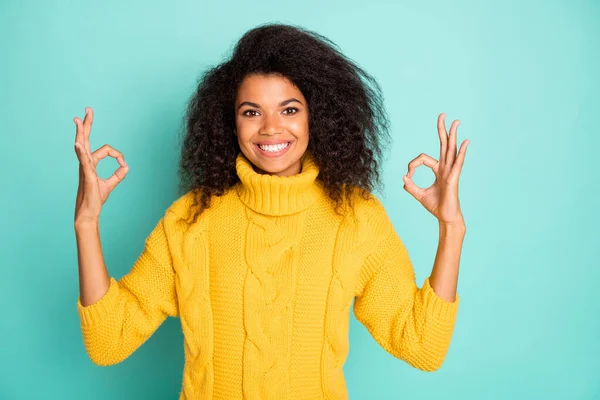 Primo piano foto di divertente pelle scura ondulata signora che si tiene per mano mostrando okey simboli che esprimono accordo usura giallo maglia pullover isolato blu acqua colore sfondo — Foto Stock