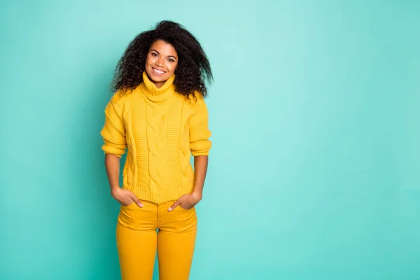 Portrait of her she nice attractive lovely trendy cheerful cheery wavy-haired girl in warm knitted sweater holding hands in pockets isolated over bright vivid shine vibrant green blue color background — Stockfoto