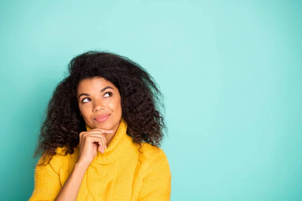 Primer plano retrato de ella ella agradable atractivo curioso alegre chica de pelo ondulado en suéter de punto cálido pensamiento creando estrategia aislado sobre brillante brillo vivo vibrante verde azul color fondo —  Fotos de Stock