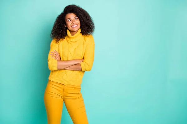 Portrait d'elle, elle belle fille attrayant féminin joyeux rêveur ondulé fille aux cheveux ondulés portant chaud pull tricoté bras croisés isolés sur brillant vif brillant vibrant fond de couleur bleue — Photo