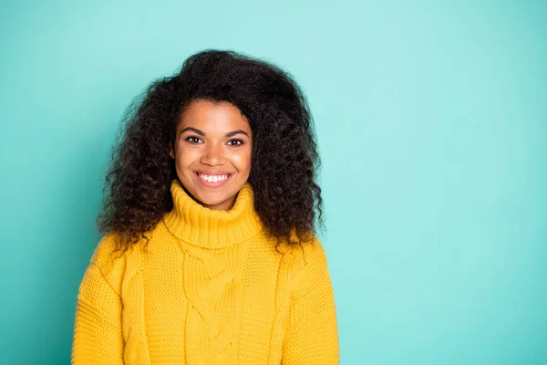 Gros plan portrait d'elle elle belle charmante jolie mignonne gaie gaie fille aux cheveux ondulés portant pull tricoté isolé sur brillant vif vif éclat vibrant vert fond de couleur bleue — Photo