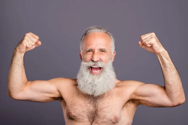 Photo excitée amusant funky cool vieil homme grand-père criant grimacing démonstration montrant ses biceps avec torse nu isolé fond de couleur grise — Photo