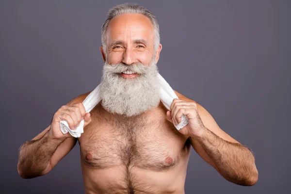 Photo de joyeux positif bien frais heureux vieil homme ayant lavé lui-même avec douche séchage avec serviette isolée fond de couleur gris — Photo