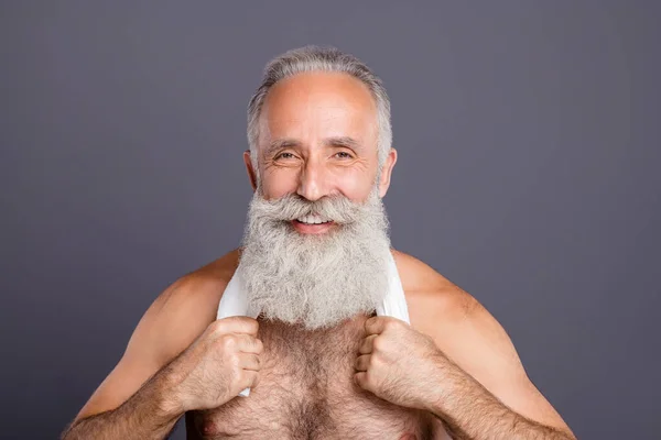 Gros plan photo de vieux beau macho homme incroyable soigné longue barbe tenant serviette blanche après avoir pris froid et chaud douche épaules nues isolé fond gris — Photo