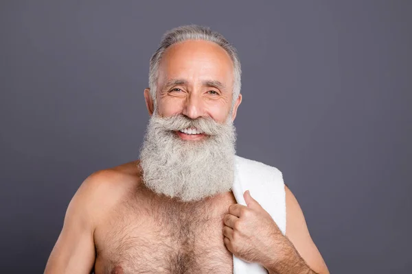 Porträt positiver guter alter Mann mit Handtuch auf der Schulter, das gerade das Badezimmer nackt verlassen hat, isoliert über grauem Hintergrund — Stockfoto