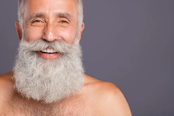 Gros plan recadré photo de gai positif bien vieil homme souriant avec des dents réparées juste entouré de barbe blanche isolé nu sur fond de couleur grise — Photo