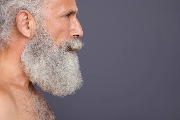 De cerca foto de perfil de hombre guapo envejecido mirando centrado espacio vacío después de corte de pelo metrosexual mirando espejo estricto sin camisa aislado fondo gris —  Fotos de Stock