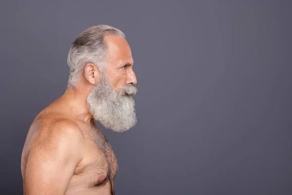 Φωτογραφία του θυμωμένου σοβαρού, αυστηρού ηλικιωμένου ώριμου άνδρα που ατενίζει μανιωδώς τον κενό χώρο μετά την αναζωογονητική διαδικασία ομορφιάς απομονωμένο γκρίζο φόντο — Φωτογραφία Αρχείου