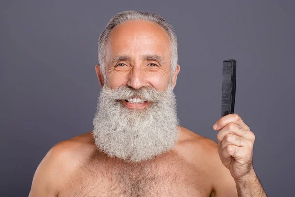 Foto de alegre positivo guapo buen hombre que le muestra su cepillo de pelo sonriendo toothily aislado sobre fondo de color gris — Foto de Stock