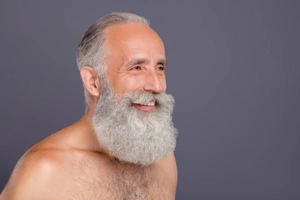 Foto de abuelo anciano feliz y maduro sonriendo satisfecho con el trabajo de su estilista aislado sobre fondo de color gris — Foto de Stock