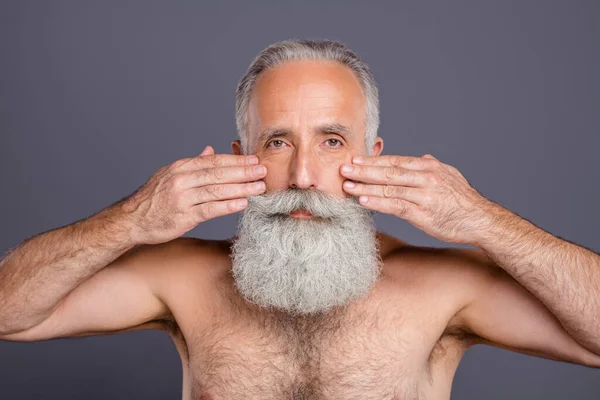 Ritratto di vecchio nonno bello maturo preoccupato per le rughe che appaiono sul suo viso isolato nudo su sfondo di colore grigio — Foto Stock