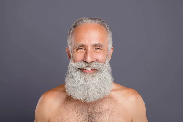 बूढ़े सुंदर आदमी की क्लोजअप फोटो स्टाइल सैलून के बाद अद्भुत स्वच्छ लंबी दाढ़ी अच्छा परिणाम मजबूत नग्न कंधे शर्टलेस अलग ग्रे पृष्ठभूमि — स्टॉक फ़ोटो, इमेज