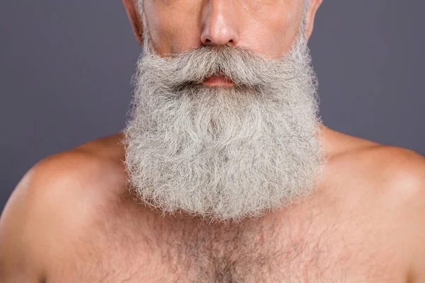 De cerca foto recortada de hombre guapo envejecido después de corte de pelo metrosexual espectáculo perfecto bigote largo en la cámara sin camisa aislado fondo gris — Foto de Stock