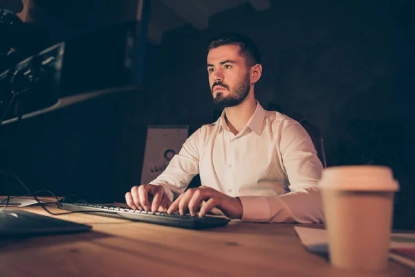 Portrét koncentrovaného podnikatele sedící stůl práce na počítači PC pobyt ve večerních hodinách v tmavé kanceláři chtějí dokončit projekt pro svého šéfa v podkroví — Stock fotografie